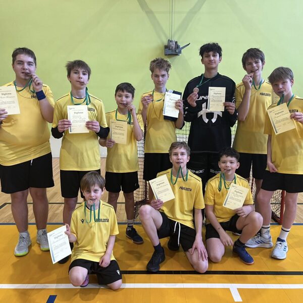 FLORBOLA SACENSĪBAS DURBĒ PUIŠIEM