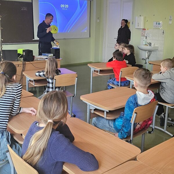 PAMATSKOLĀ VIESOJAS POLICIJAS INSPEKTORI