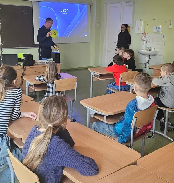 PAMATSKOLĀ VIESOJAS POLICIJAS INSPEKTORI